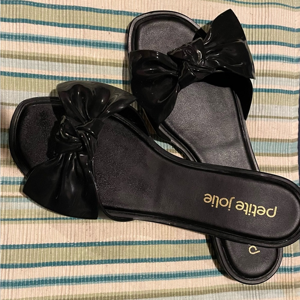 NWOT PETITE JOLIE Black Sz. 9.5 Bow Tie Patent-like slides